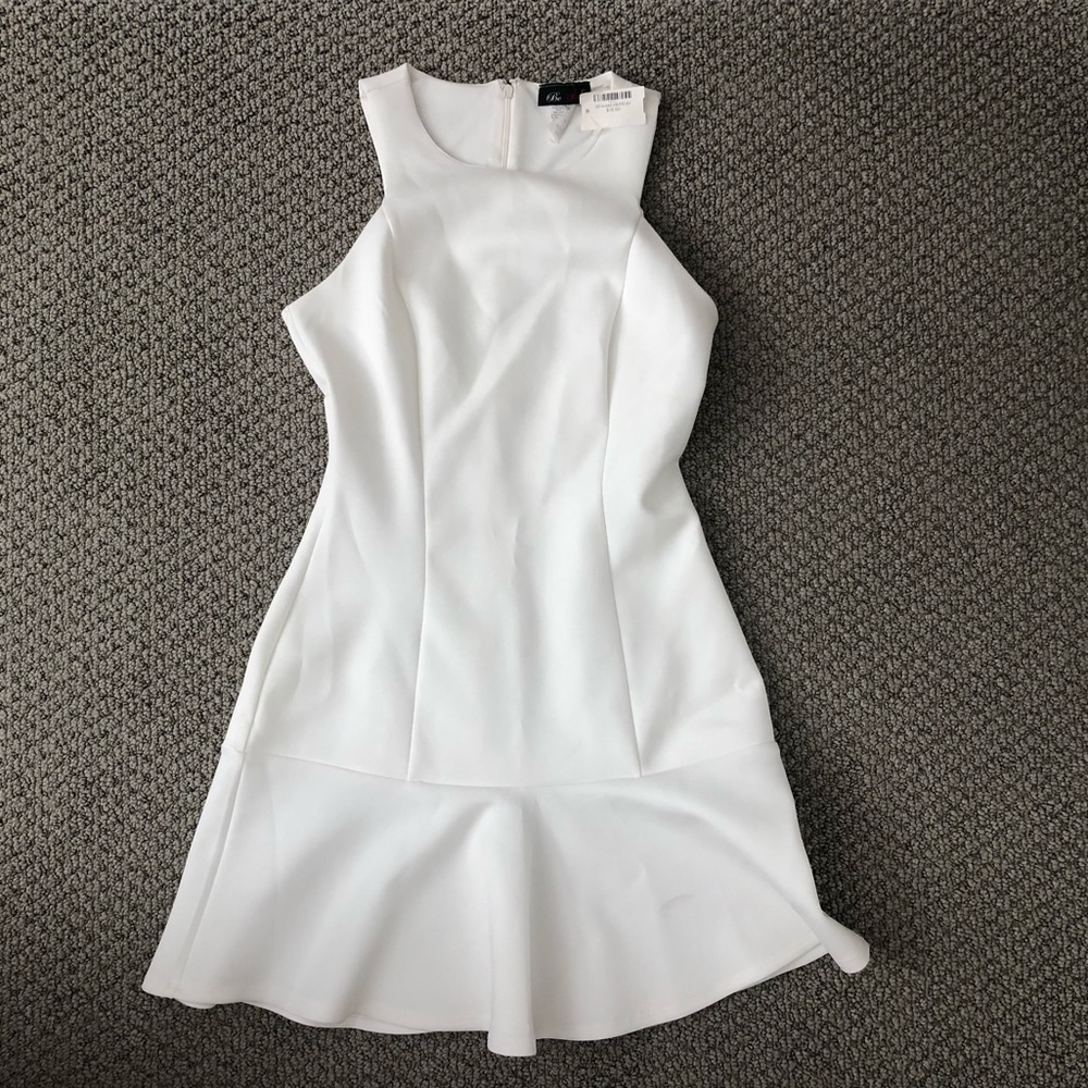 Stretchy white fitted dress with wavy bottom